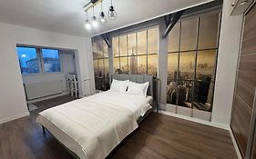 Studio New York Free Parking By Summer Smile